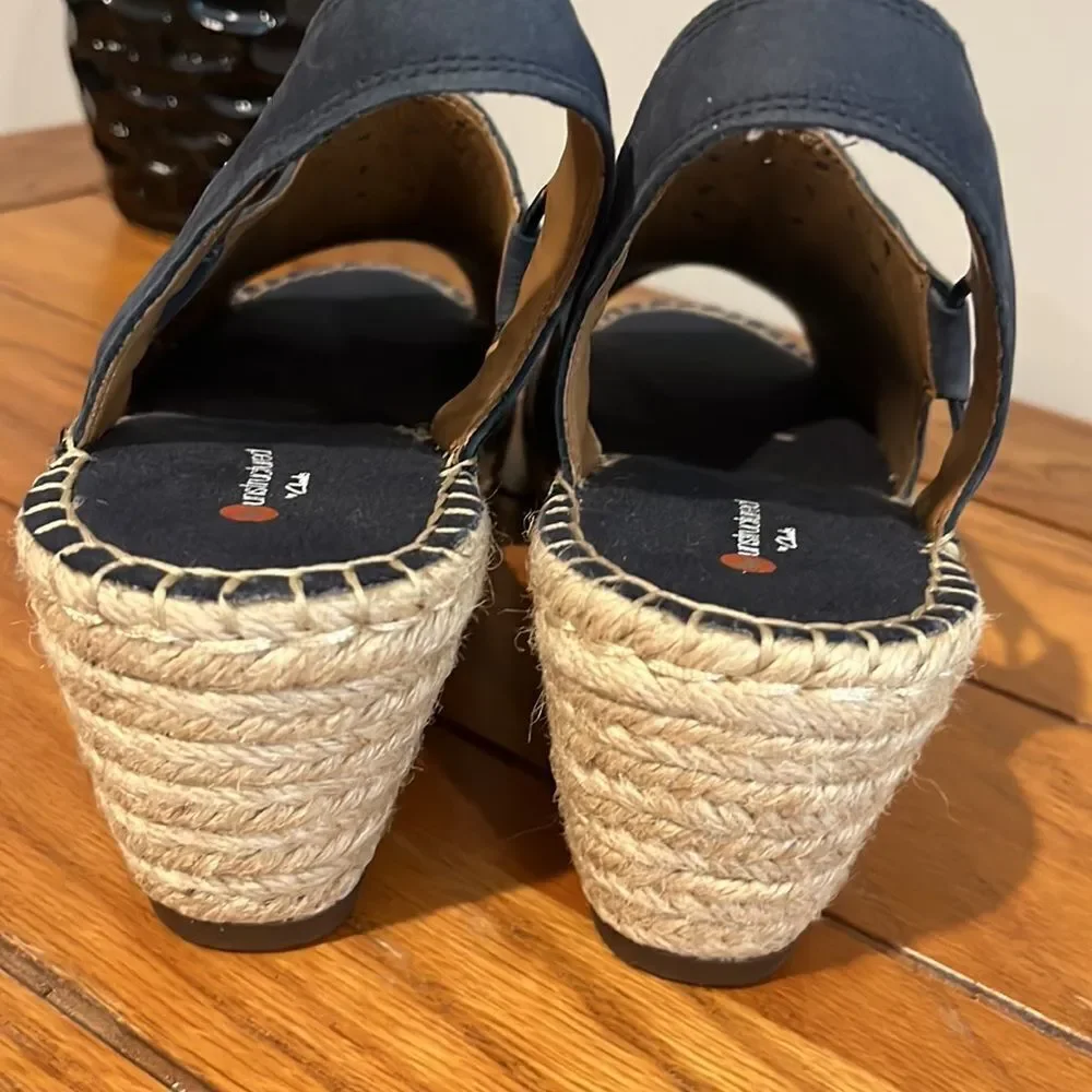NWOT Clarks Women’s Petrine Gail Navy Nubuck Wedge size 10.